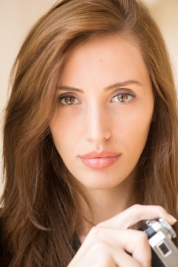 Rreth dy javë më parë artistë shqiptarë hapen një ekspozitë fotografike me titullin "The Beautiful Travelers 2" në "Art Gallery MyToro", Lüneburger Straße 1A, D – 21073 Hamburg, në metropolin verior gjerman. Organizator i kësaj ekspozite që është vazhdim i një ekpsozite tjetër me të njejtin titull "The Beautiful Travelers 1" është artisti shqiptar me banim në Hamburg, Mentor Ejupi-Toro. Në ekspozitë marrin pjesë fotografë shqiptarë që jetojnë në shtete të ndryshme si SHBA, Gjermani, Kosovë, Shqipëri, Maqedoni e Serbi. Xheni Çuni është njëra nga pjesëmarrëset e kësaj ekspozite, e cila pati një jehonë pozitive edhe në mediat gjermane. Një gazetë gjermane e vlerësonte lart punën e saj, duke thënë, ndër të tjera se ajo "i aranzhon modelet e saj në peisazh apo si objekte të pikturuara në sfondin e zi. "Webfaqja e metropolit gjerman www.harburg-aktuell.de për disa ditë lajmin e hapjes së ekspozitës e kishte në ballë të tij në mesin e lajmeve kryesore të qytetit dymilionësh, kurse gazeta "Hamburger Abendblatt" i kushtoi një shkrim të veçantë ekspozitës që ilustrohej me një fotografi të artistes Xheni Çunit. TV Ilirët Chicago: Artiste dhe artistë shqiptarë i prezantohen me veprat e tyre publikut gjerman në Hamburg në ekspozitën "The Beautiful Travellers 2". Çka mund të na thoni për këtë aktivitet në cilësinë e protagonistes? Xheni Çuni: Në javën e parë të tetorit, saktësisht me 7 tetor është hapur ekspozita jonë me titullin "The Beautiful Travelers 2", e cila është vazhdim tematik i një ekspozite të mëhershme. Ekspozita do të qëndroj hapur deri më 26 nëntor të këtij viti. Që në hapjen e saj ajo mori vëmendjen e medias gjerman, por edhe të asaj shqiptare. Në hapje përveç organizatorit Mentor Ejupi foli edhe senatori për kulturë i qytetit të Hamburg-ut dhe kjo nuk është pak gjë, sepse Hamburg-u është një qendër e madhe europiane me shumë aktivitete kulturore, një pjesë e të cilave nuk mund të arrijnë deri në kryetitujt e gazetave e medias gjermane, prandaj si artiste dhe pjesmarrëse ndjehem e gëzuar për këtë interesim që tregohet për veprën dhe krijimtarinë tonë. Paraardhësja e kësaj ekspozite ishte "The Beautiful Travelers 1" ku morën pjesë dy artistë shqiptarë, Alban Muja, Driton Hajredini. Në ekspozitën e tanishme ku marrim pjesë shtatë artiste dhe artistë të tjerë situata paksa ka ndryshuar dhe ka ecur në një drejtim tjetër, them të papritur, për të cilën do të flas më vonë. TV Ilirët Chicago: T'i kthehemi artsitëve që janë pjesë e ekspozitës.Cilët janë janë ata? Xheni Çuni: Jemi shtatë fotografistë. Unë marrë pjesë në ekspozitë me tre foto. Burim Myftiu që ka studiuar në SHBA prezantohet me fotografi që ta kujtojnë në një pjesë të veprës së tij Anselm Adams-in. Fotografi tjetër Dash Izairi bën fotografi nga natyra dhe tematizon koherenzcën mes natyrës dhe jetës në qytet. Arbnore Lumi eksperimenton me dritën dhe teknikën, nga i cili lindin modele dhe struktura që më vonë shëndërrohen në pamje vizuale, fotografi imponuese. Shkurta Bogujevci bën fotografi nga Kosova, duke e dokumentuar kështu realitetin e saj edhe emocionalisht. Fotografitë e saj bardhë e zi janë fascinuese. Këtë gjë e thanë edhe mediat gjermane. Në të njejtën linjë shkon edhe fotografistja Flutura Aliu. Arton Humolli që është fotograf arti dhe mode që njihet për fotografitë me njerëz të njohur prezantohet në ekspozitë me aktin "My Eagle!", me të cilin ka fituar jashtë shumë çmime ndërkombëtare, duke u përfshirë edhe në revista të fotografisë dhe e përhapur shumë edhe përmes postereve. Në mesin e pjesëmarrëve në ekspozitë siç tha Mentor Ejupi "kosovarët nuk mund të lëvizin, ndërkohë që artistët shqiptarë nga Serbia e Maqedonia e gëzojnë së paku të drejtën e udhëtimit pa viza, kurse artistët e tjerë nga Düsseldorf-i, Bocholt-i dhe New York-u nuk e kanë këtë problem." Siç dihet, Kosova dje ishte një vend i eksodit masiv, një vend nga i cili qindramijë persona "udhëtonin", nëse mund të quhet ikja udhëtim, pa viza në Perëndim. Sot është ndryshe: Kosova është kthyer në një enklavë të vërtetë, e vetmja në Europë, që e vuan tmerrësisht izolimin, pamundësinë e udhëtimit pa procedura administrave në Perëndim. Dhe nga ky izolim nuk e vuajnë vetëm qytetarët e rëndomtë, por edhe elitat tona, intelektualët dhe artistët. Për ekspozitën njeriu më meritor është natyrisht Mentor Ejupi, aktivitetit artistik të të cilit edhe kësaj here media gjermane i bënë publicitet meritor. TV Ilirët Chicago: Atëherë na i thoni disa fjalë për Mentor Ejupin, kush është ai dhe cili është aktiviteti i tij? Xheni Çuni: Mentor Ejupi, Toro është emri artisitk i tij, është një artist nga Kosova, shumë aktiv në jetën artistike të qytetit të Hamburg-ut. Nga angazhimi i tij kemi përfituar edhe ne artistët që u bëmë pjesë e kësaj ekspozite që është, siç u tha më parë, një edicion i rradhës i një ekspozite që u mbajt para dy vitesh dhe që, le të shpresojmë së paku kështu, do të ketë edhe edicione të tjera. Mentor Ejupi si kurator e ka konceptuar këtë ekspozitë me artin si një shfaqje " e udhëtarëve të bukur dhe të së bukurës" që vihen përballë barrierash që quhen kufijë. Siç thashë më parë, këtë eveniment kulturor Toro e shfrytëzoi medialisht për të vënë në dukje një padrejtësi politike që e vuan Kosova, e cila është i vetmi vend në Ballkan që është vënë në një izolim pothuajse hermetik nga pjesa tjetër e Europës. Ai ka thënë për gazetën "Hamburger Abendblatt" se është absurde që kosovarët që kishin një të kaluar traumatike, që kishin qenë të diskriminuar për shumë dhjetëvjecarë brenda Jugosllavisë dhe që përjetuan kaq shumë tmerre sot janë vënë në karantinë pikërisht nga Perëndimi që përmes intervenimit të tij ushtarak i shpëtoi nga shfarosja dhe gjenocidi. Mbishkrimi "Unë ende nuk jam Europë" i vendosur pranë veprave që ekspozoheshin ishte mëse domethënës. Mediat gjermane u solidarizuan me ne në sensiblizimin e publikut gjerman për këtë regjim diskrimues vizash që zbatohet rigorozisht për çdo kosovar që nuk është pjesë e estabilishmentit. TV Ilirët Chicago: Ekspozita në Hamburg tregon se shqiptarët këtu në Gjermani po dalin nga anonimiteti si komunitet dikur gastarbeiterësh dhe refugjatësh. Cili është mendimi juaj? Xheni Çuni: Ashtu mendoj edhe unë. Shqiptarët gjithnjë e më tepër po e tregojnë prezencën e tyre në Gjermani përmes artit, por edhe në fushat e tjera të veprimtarisë shoqërore, kështu që ky fakt më jep dorë të shpresoj se në të ardhmen, ndoshta edhe me mbështjetjen e shteteve tona, në fakt kjo mbështetje nuk do të duhej të mungonte në asnjë rast, ne artistët do të kemi më shumë hapësirë ekspozimi dhe në përgjithësi prezantimi të veprës sonë, sepse kjo do të thoshte prezantim i kulturës shqiptare, i një pjese të sajë që mund edhe të mos jetë krijuar brenda hapësirës sonë etnike, por që ka të njejtin kod gjenetik. Është në interesin e përgjithshëm që jashtë pavarësisht nga konjunkturat e ndjeshmëritë politike në pikëpamje kulturore të prezantohemi si komb i pandarë dhe mbështetja e artistëve në aktivitetet e tyre të mos kushtëzohet nga përkatësia shtetërore e akëcil artisteje apo artisti. Për fat të mirë ne artistët kështu prezantohemi që prej shumë vitesh dhe kjo gjë, sa kam vënë re unë nga kontaktet me njerëzit tanë, i gëzon ata. Dhe këtu në Hamburg jemi nga viset e ndryshme shqiptare, shqiptare dhe shqiptarë nga shumë shtete, madje nga dy kontinente, sepse kemi artistë edhe nga Amerika, Burim Myftiu, dhe Kanadaja, Arbnore Lumi, kurse ne të tjerët jemi nga kjo anë e Atlantikut, dy nga Gjermania, unë nga Fieri me banim në Düsseldorf dhe Dash Izairi nga Bocholt-i, Shkurta Bogujevci nga Kosova dhe Flutra Aliu nga Lugina e Preshevës. TV Ilirët Chicago: Znj. Çuni, ju jeni pjesëmarrëse në disa ekspozita dhe aktivitete kulturore. A keni ndonjë projekt në të cilin punoni, nëse po, cili është ai? Xheni Çuni: Kam një projekt që ka një rëndësi të madhe për mua, sepse lidhet me identitetin tim, rrënjët e mia, por për të është herët të flitet. TV Ilirët Chicago: A bëhet fjalë për një projekt në fushën e fotografisë apo të kinematografisë? Xheni Çuni: Do të flasim për të kur të jem në fazën përfundimtare të realizimit të tij. Ju e dini që të bësh një film është një ndërmarrje shumë e kushtueshme. Ka gjëra të tjera që së paku për mua në këtë moment kanë një kosto të akceptueshme. Mund të them vetëm se do të jetë diçka e re, krejt origjinale që lidhet me femrën shqiptare. TV Ilirët Chicago: Në fund do të doja të dija se si është e mundur që të flisni rrjedhshëm dhe kaq bukur shqipen kur dihet se nga atdheut jeni larguar si fëmijë e vogël? Xheni Çuni: Nuk është meritë e imja ... TV Ilirët Chicago: ... por? Xheni Çuni: ... e nënës sime. Në moshën katërvjeçare u zhvendosëm nga Fieri në Stamboll ku unë mësova turqishten. Kur kthehesha nga shkolla në shtëpi, filloja të flisja me nënën time në turqisht, por ajo më përgjigjej vetëm në shqip, edhe pse e flet gjuhen turke pa asnjë pengesë. Unë me kryeneqësinë fëmijërore vazhdoja në gjuhën e vendit ku jetonim, por nëna nuk tërhiqej, kryeneqësia e saj ishte më e fortë se ajo e imja. Turqit kanë një shprehje të veçantë për këmbënguljen shqiptare, arnavut inadi. Dhe kjo këmbulje e nënës bëri që unë të flas sot shqip, siç thoni ju, rrjedhshëm dhe të mbetem brenda traditës shqiptare. Pas maturës erdhëm në Gjermani ku unë mësova edhe një gjuhë tjetër, por gjithmonë në gjirin familjar gjuhë komunikimi mbeti shqipja. Prindërit shqiptarë bëjnë mirë kur fëmijëve ua mësojnë shqipen, sepse kështu fëmijëve të tyre u bëjnë një shërbim të mirë identitar. Të jesh shqiptare dhe të mos kuptosh e flasësh gjuhën tënde është pa dyshim një hendikap i madh sidomos në këtë kohë të globalizimit. Düsseldorf, 12.10.2016