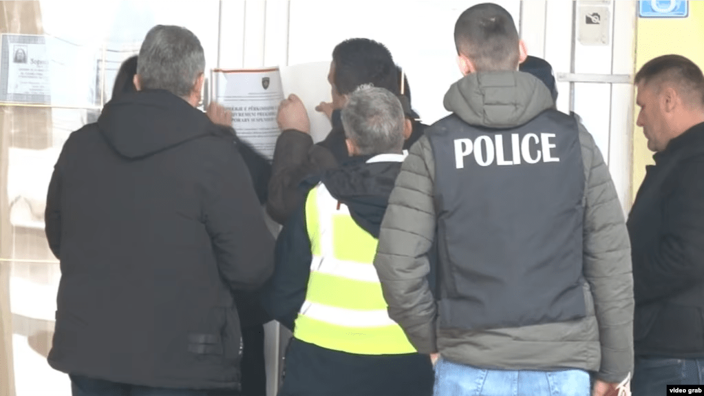 Prishtina mbylli dhjetëra institucione paralele të Serbisë – Beogradi anulon takimin për të zhdukurit në&nbsp;Bruksel