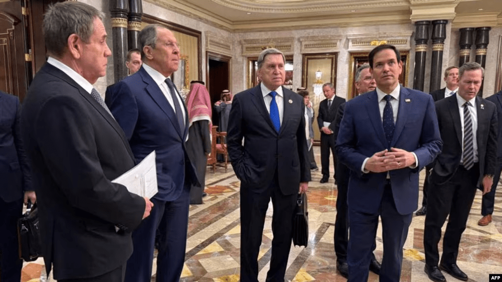 Zyrtarët rusë dhe amerikanë diskutojnë forcimin e marrëdhënieve dhe paqen në Ukrainë, pa&nbsp;Kievin