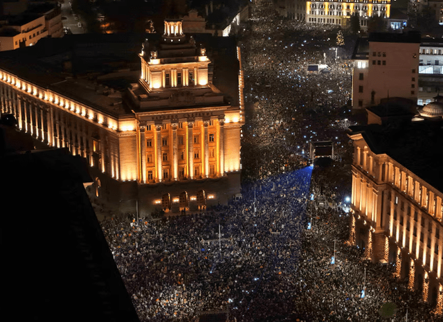 Tronditet Bullgaria! Mijëra njerëz protestojnë në sheshet kryesore të vendit, kërkojnë dorëheqjen e&nbsp;qeverisë