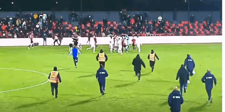 Tifozë në fushë, Teuta pretendoi rrahjen e lojtarëve:Disiplina vendos për&nbsp;Flamurtarin