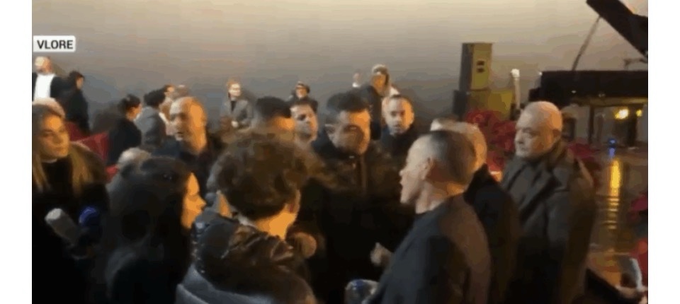 Vlora 4 ditë pa ujë/ Protestuesit shpërthejnë derën dhe futen në festën e&nbsp;Bashkisë