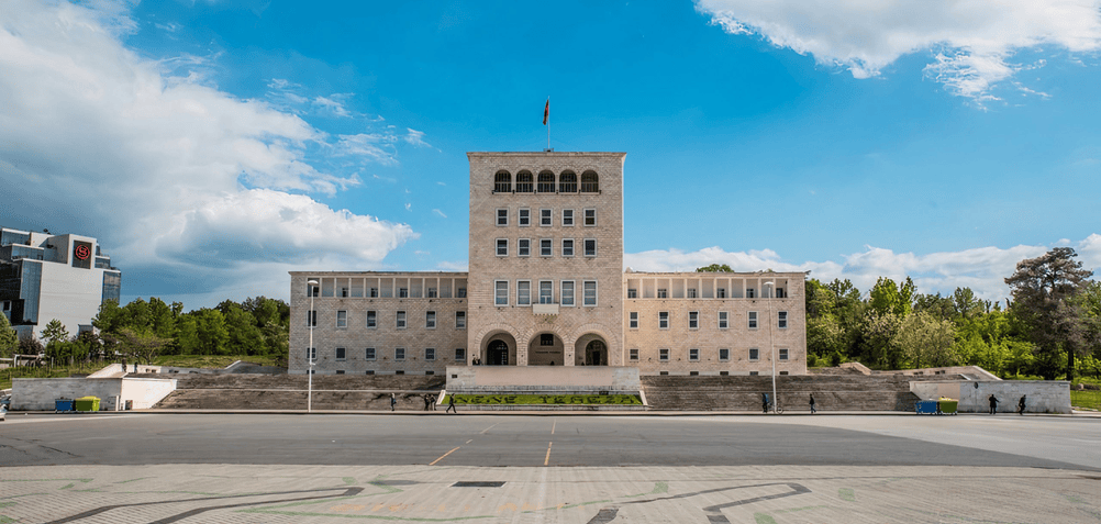 EMRAT/ Përleshja mes studentëve dhe policisë, 370 pedagogë kërkojnë krijimin e një qeverie kujdestare