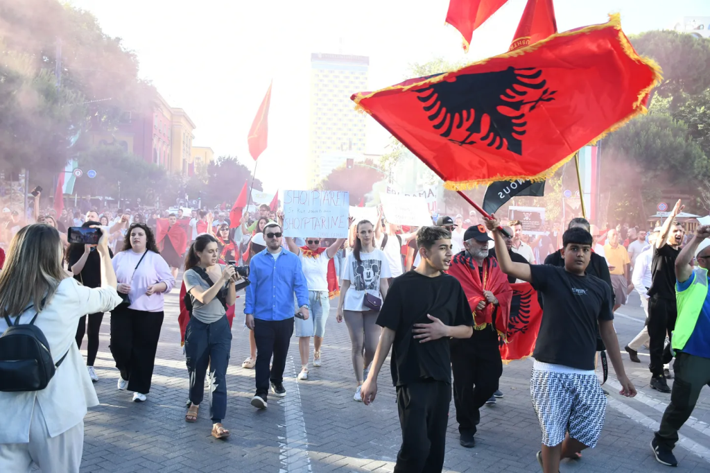 Policia shqiptare përdor gaz lotsjellës ndërsa protestat e studentëve anti-qeveritare shndërrohen në të&nbsp;dhunshme
