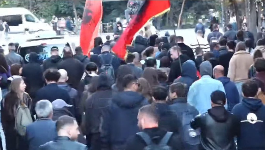 Protestuesit shkojnë tek Kryeministria